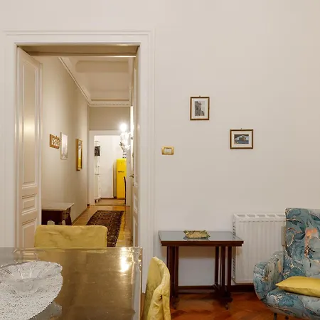 Elegante D'epoca Nel Centro Di Apartamento Trieste