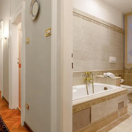 Elegante D'epoca Nel Centro Di Appartement
