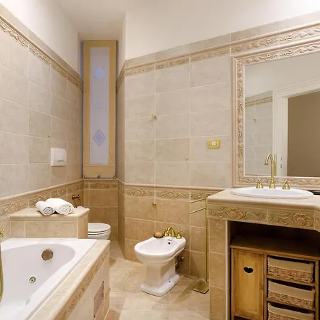 Elegante D'epoca Nel Centro Di Appartement Triëst