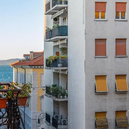 Elegante D'epoca Nel Centro Di Appartement Triëst