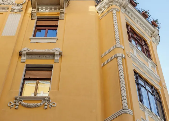 Elegante D'epoca Nel Centro Di Triest