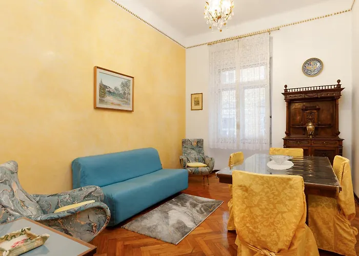 Elegante D'epoca Nel Centro Di Triest